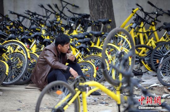 资料图：北京受损共享单车堆积如山 工人“修不过来”。 <p  align=