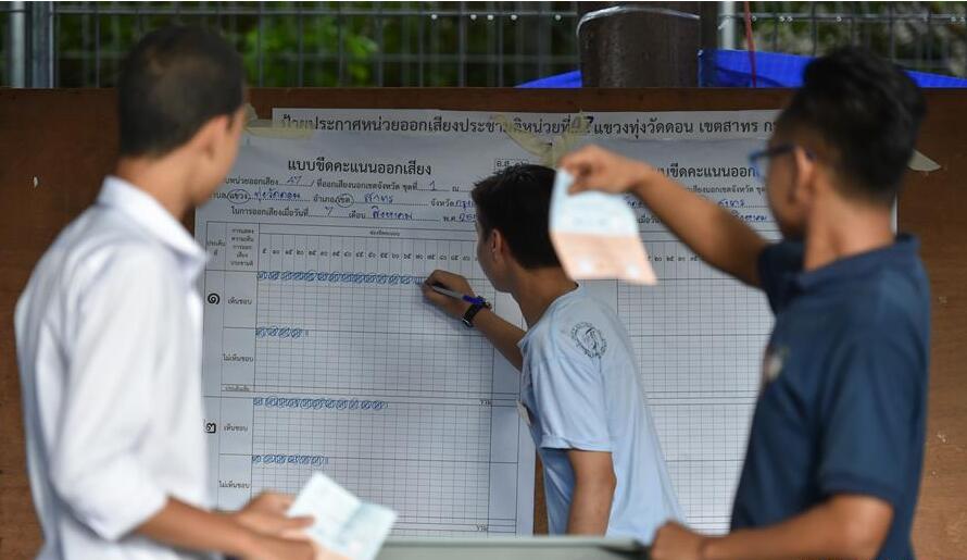 泰国全民公投通过新宪法草案