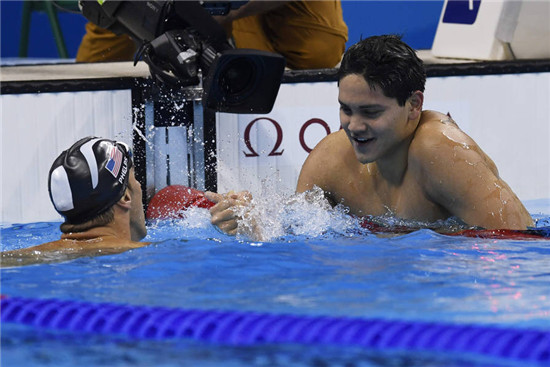 斯库林里约奥运男100米蝶战胜菲尔普斯夺金 8年前两人合照被翻出