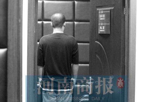 17岁的贺某被警方带回调查