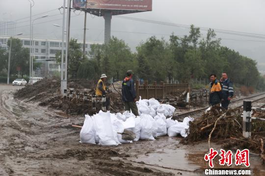 图为湟源县城内一段铁路上堆积的淤泥 胡贵龙 摄