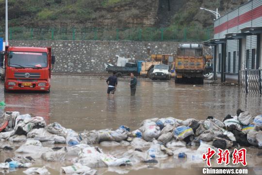 图为湟源县公路总段院内堆积的雨水 胡贵龙 摄