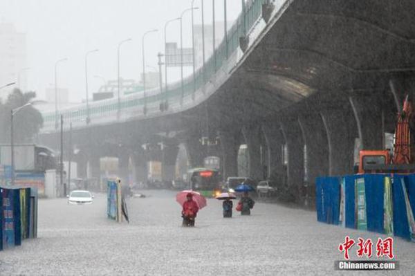 海南暴雨一级预警 强雨致多地车辆停止运行