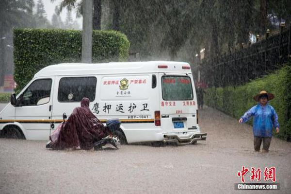 海南暴雨一级预警 强雨致多地车辆停止运行