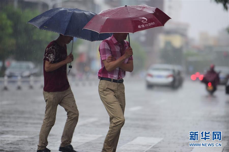 海南暴雨一级预警 强雨致多地车辆停止运行