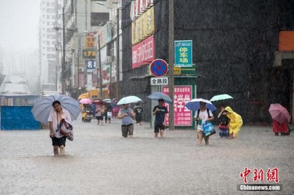 海南暴雨一级预警 强雨致多地车辆停止运行