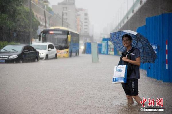 海南暴雨一级预警 强雨致多地车辆停止运行