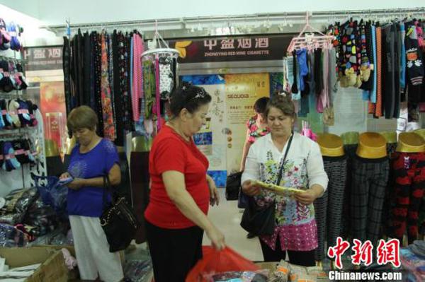 前半年，入出中哈霍尔果斯国际边境合作中心的旅游购物人数达到228.5万人次，同比增长53.6%；贸易额14.8亿元，增长25.3%。　朱景朝 摄