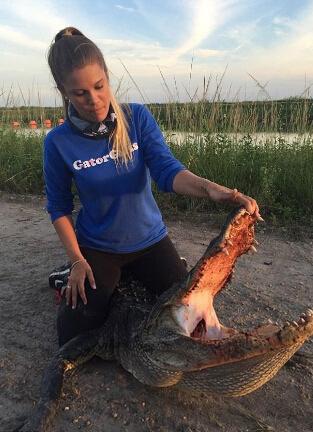 90后美女15岁开始抓鳄鱼 与男友在鳄鱼头上秀恩爱