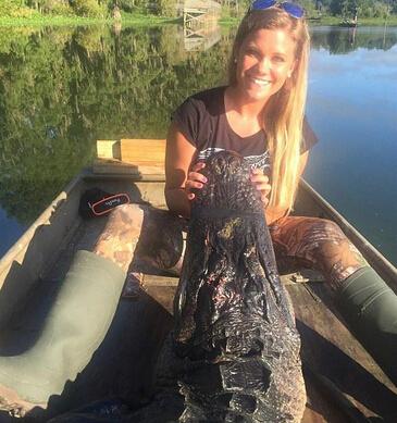 90后美女15岁开始抓鳄鱼 与男友在鳄鱼头上秀恩爱