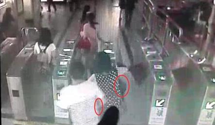 男子偷遍武汉地铁2秒手机到手 网友:他做魔术师会很成功