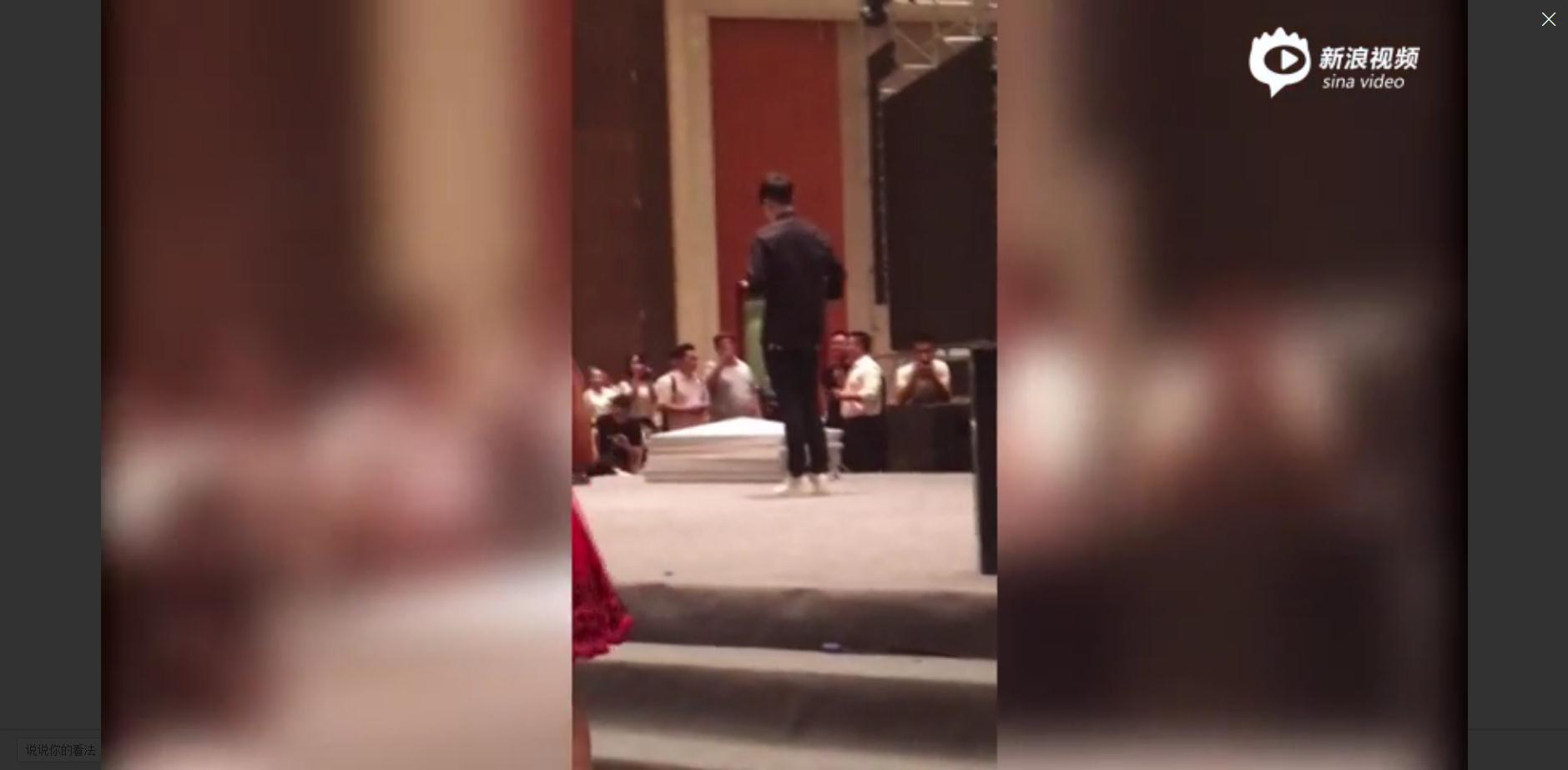 胡夏五十万商演出错被逼重唱 场面尴尬几度飙泪