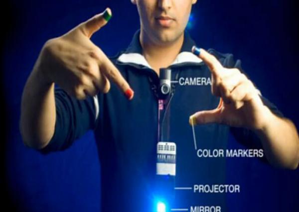 普拉纳夫在TED大会上介绍第六感设备。