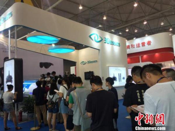 iWorld2016数字世界博览会上,VR、AR体验区前排起了长队。徐杨祎 摄