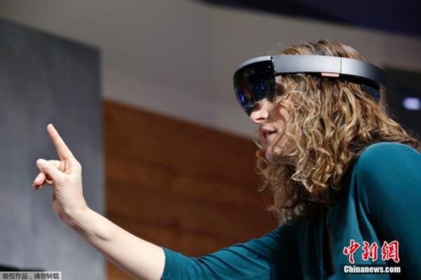 资料图。微软发布windows10全息眼镜。