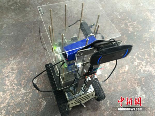 携带AR硬件产品视觉卡的机器。中新网 <p  align=