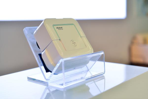 iRobot公司最新发布的Braava jet喷水擦地机器人。