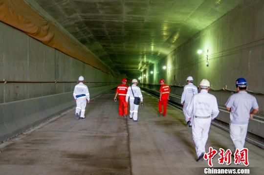 中国最大内河沉管隧道管节安装完工 陈静 摄