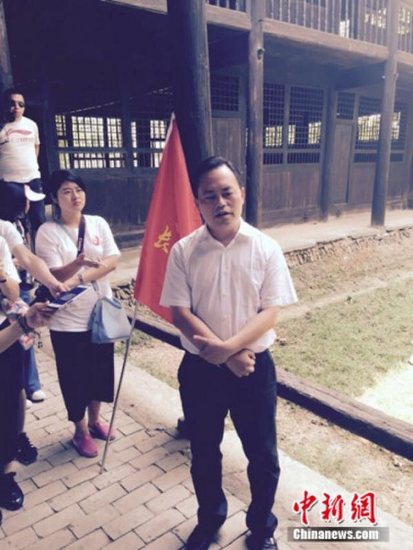 通道侗族自治县县委书记印宇鹰在接受记者采访。中新网 <p  align=