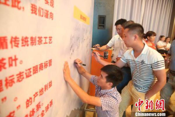 9月2日,在福建安溪举行的华源茶业合作基金启动仪式上,与会企业共同发出《感恩铁观音、呵护铁观音、发展铁观音》倡议书。 陈小阳 摄