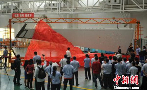 双方代表、工人代表共同为787-10梦想飞机方向舵揭幕。　刘忠俊 摄