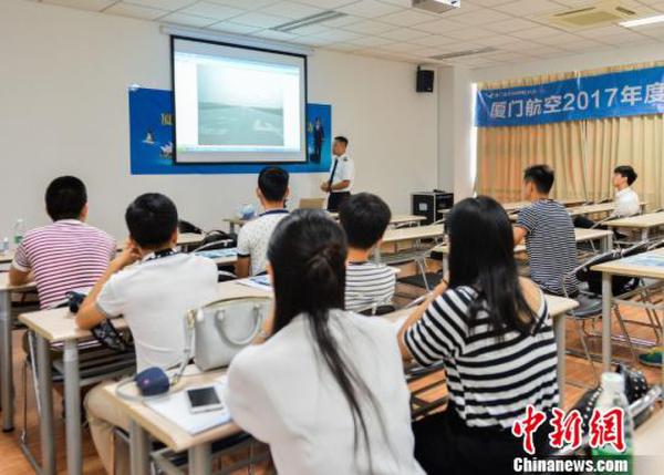 图为南京大学生在认真听机长宋博雄宣讲。 李珂 摄