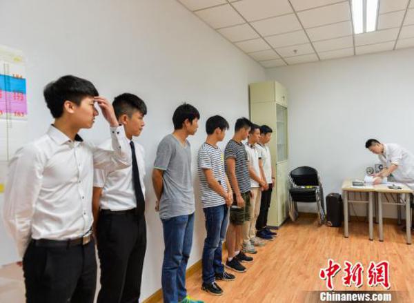 图为前来应聘的大学生在接受体检。 李珂 摄