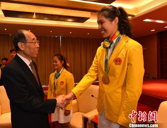 图为福建省委书记尤权会见女排选手徐云丽。　钟欣 摄