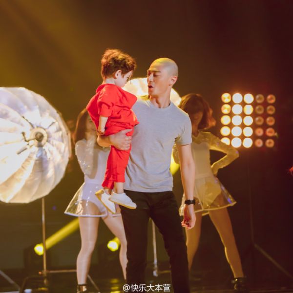 160910期快乐大本营霍建华出场抱的小孩是谁?周嘉城(Jackson)资料微博