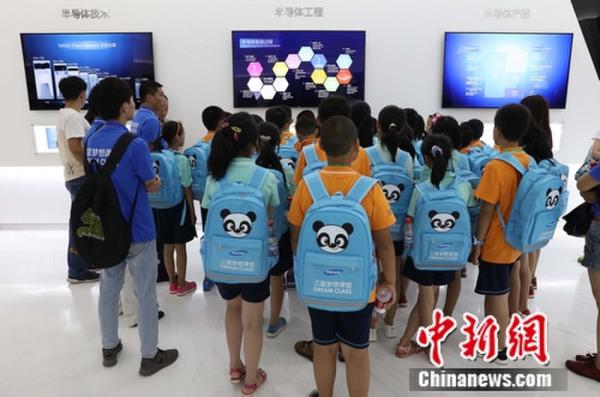 参加梦想课堂的孩子参观三星半导体