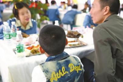 小睿今年4岁，他的妈妈因诈骗入狱已经三年多了，还剩九年刑期。见到妈妈后，小睿开始撒娇，要妈妈抱着吃饭，他年纪虽小但却懂事，其间主动用筷子夹菜，喂妈妈吃。