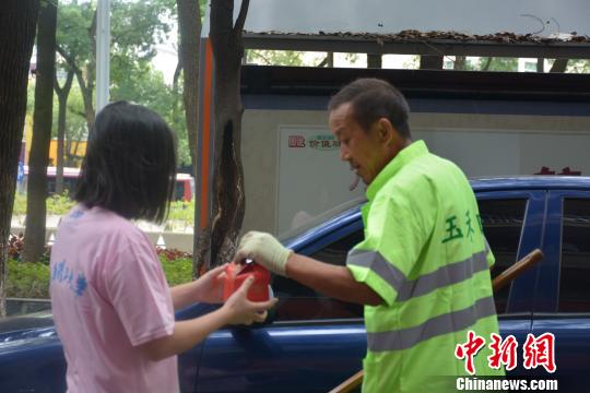 9月15日，江西理工大学学子走上街头，给当地123位环卫工人送月饼。　曾凌 摄