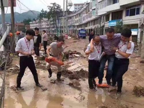 教育局官员因救灾搀扶照被免职 拍摄者发声明致歉