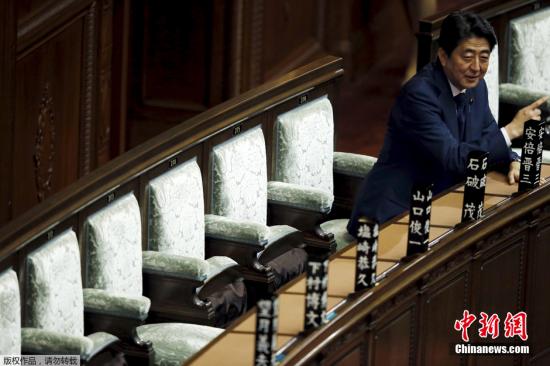 根据最新舆论调查显示,安倍内阁的支持率已经降到36%,这是安倍2012年第二次上台以来的最低水平。即便如此,为了实现自己的“军事大国”梦,安倍仍然不遗余力的强推新安保法,漠视周围一切的反对声音。在日本政坛,联合执政的自民党和公民党在众议院议席超过三分之二,参议院席位过半,从立法程序上执政党可以通过任何意图通过的法案,式微的在野党无力阻挡。而安倍在自民党内部地位十分稳固,几乎没有任何竞争对手,这也是他可以不顾民意,一意孤行的强推新安保法案的信心所在。