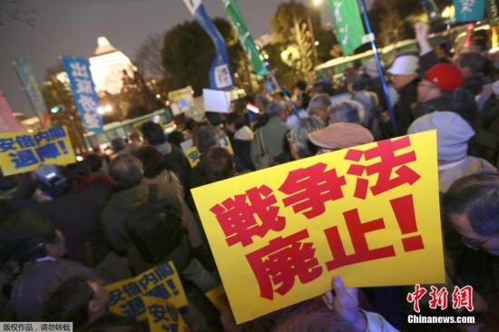 當(dāng)?shù)貢r(shí)間3月29日，日本示威者繼續(xù)在位于東京的國會(huì)大廈外集會(huì)，抗議新安保法正式生效。