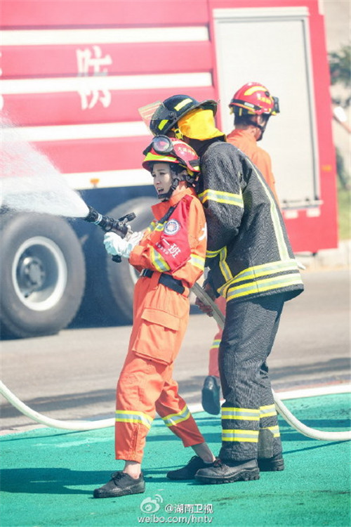 我们来了大合唱真心英雄 赵雅芝施法轻松夹鸡蛋