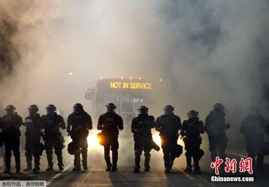 当地时间9月20日晚，美国北卡罗来纳州夏洛特市爆发黑人暴力示威活动，抗议警察枪杀一名黑人男子。冲突导致12名警察受伤、多辆警车被损坏。当地警方称，一些“煽动者”加入抗议活动后，发生了暴力行为。图为防暴警察在现场。