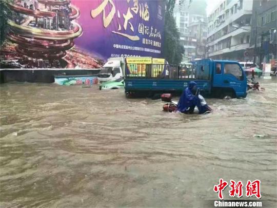 强降雨致恩施州城部分街道渍水 钟欣 摄