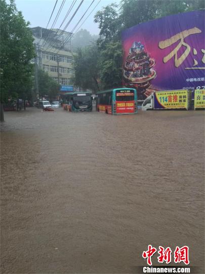 强降雨致恩施州城部分街道渍水 钟欣 摄