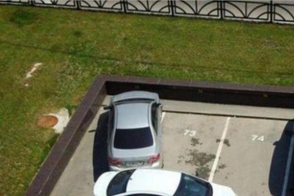 違規(guī)停車堵別人去路 車主以牙還牙