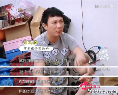 意想不到！國民老公王思聰竟會做菜,煮飯都用進口礦泉水