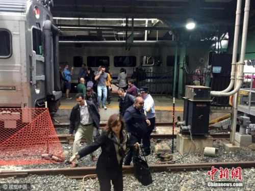 當地時間9月29日，美國新澤西州霍博肯，一列火車撞上站臺。圖片來源：CFP視覺中國