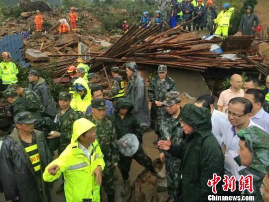 浙江省军区民兵应急分队投入现场救援。　安丰达 摄