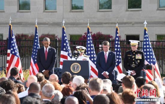 美国“9·11”事件15周年纪念日，美国总统奥巴马出席在五角大楼“9·11”纪念园举办的纪念活动，为遇难者默哀，敬献花环，并面向全美发表讲话。 <a target=