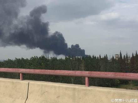 南京一炼油厂发生爆炸 工厂上空黑烟笼罩（图）