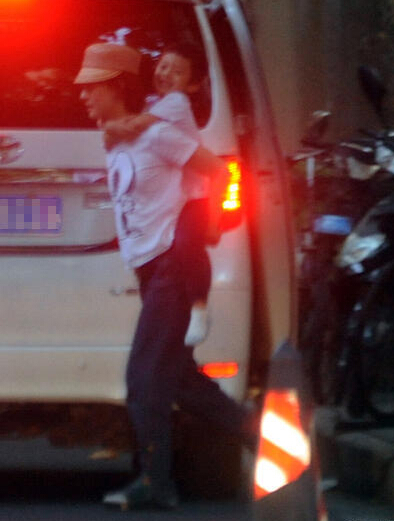 孫儷背兒子過馬路 娘娘母愛爆棚等等在媽媽背上樂開花