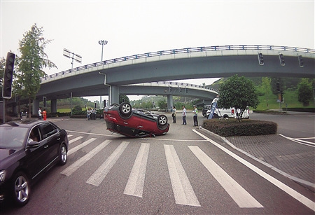 女子開車餓暈翻車 為了穿上心儀的婚紗瘋狂減肥節食