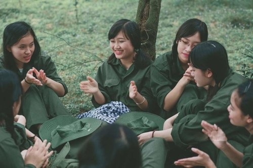 越學生妹拍軍裝照 懷舊軍裝年代感十足網友紛紛評論美翻了