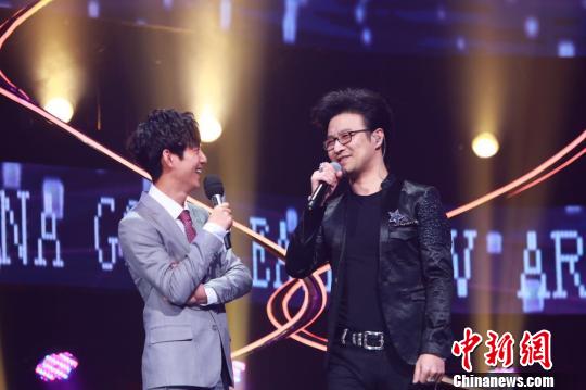 汪峰亮相互联盛典。