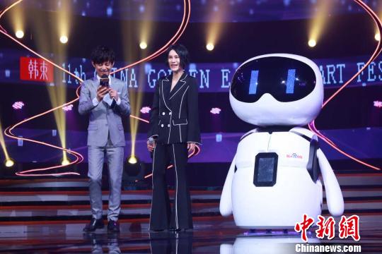 “小度”与何炅进行主持互动。